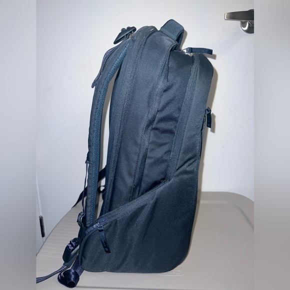 INCASE Icon Backpack - Picture 4 of 7